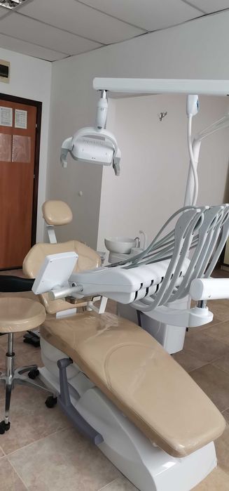Продавам стоматологичен стол в гаранция вкл. компресор и периферия
