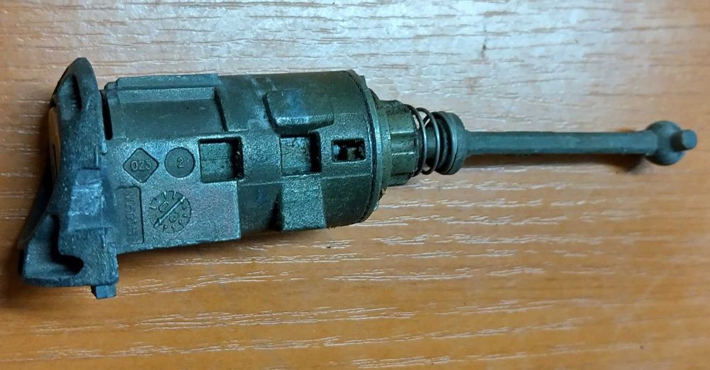 Продавам ключалка с ключ за предна лява врата на Renault Scenic II