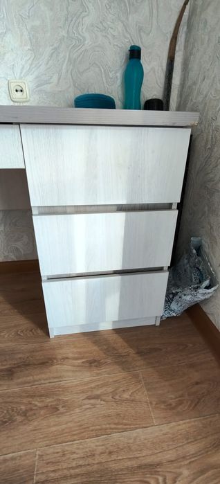 Продаются комод, письменные столы, шкаф