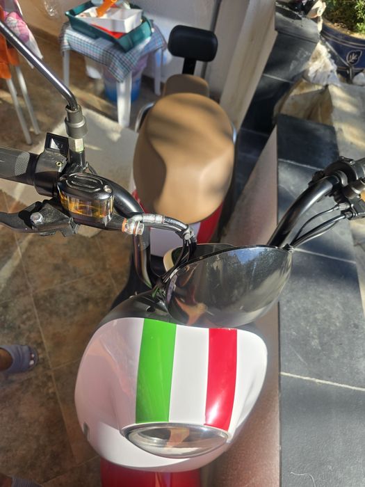 електрическият скутер Retro Volt (48V 800W 25Ah)