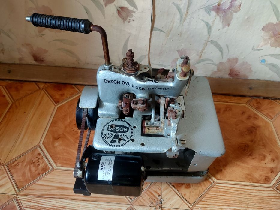 Продам оверлок на запчасти
