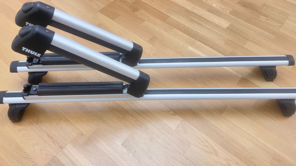 Комплект лыжных креплении THULE, вместе с рейлингами.