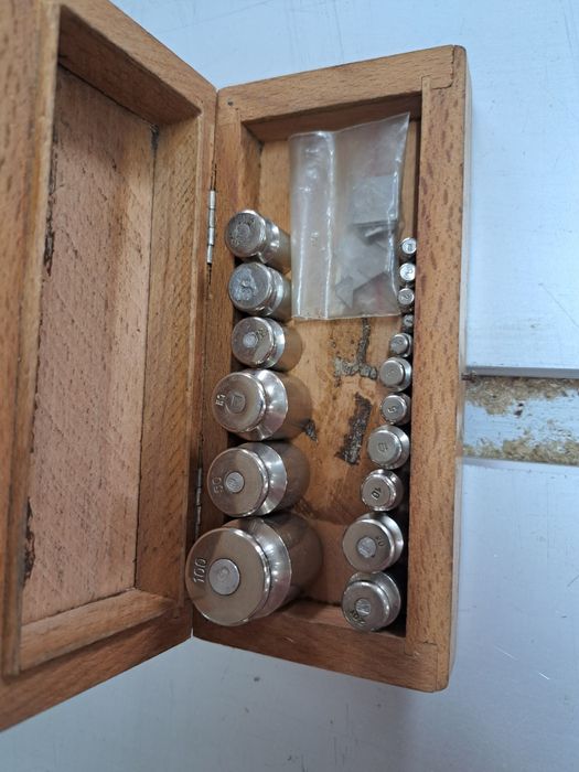 Продам маленькие весы вместе с гирьками