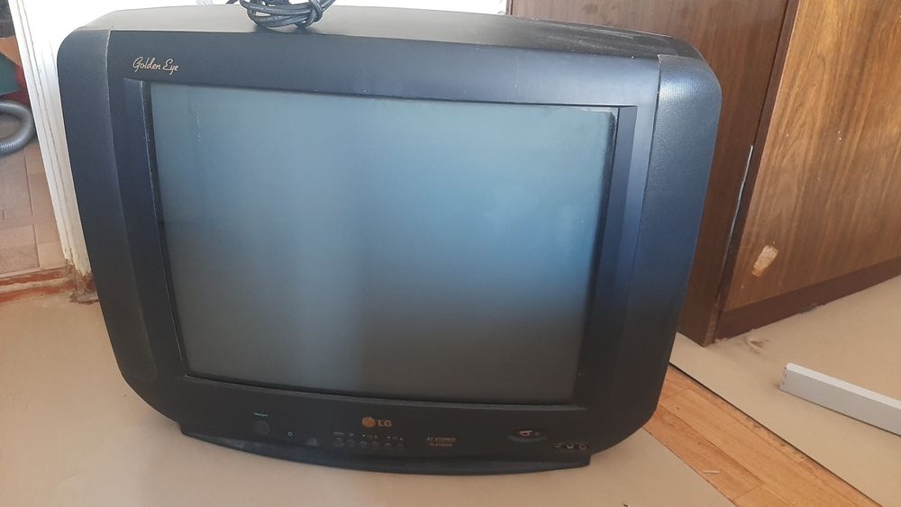 Продам. Шкаф витринный. Тумбы, телевизор.