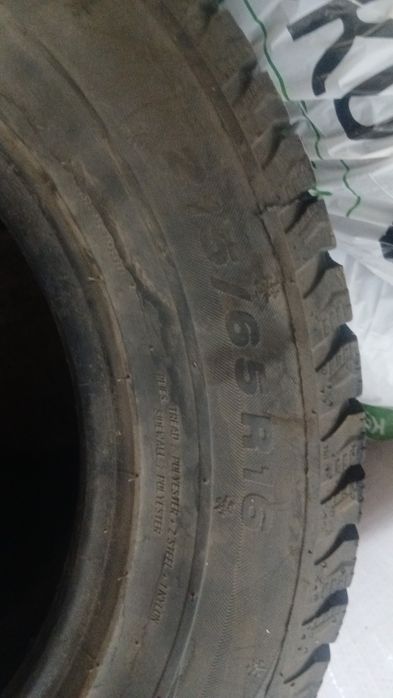 Продам зимних резину 215/65/16