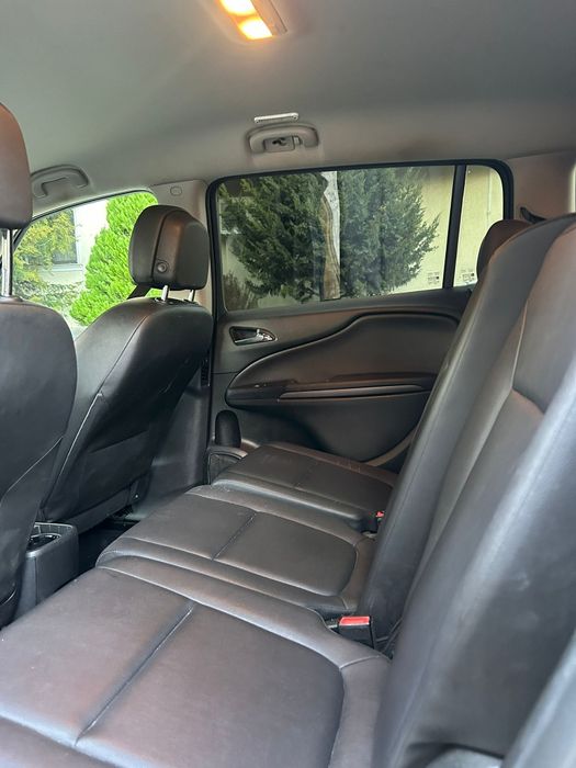 vând Opel Zafira