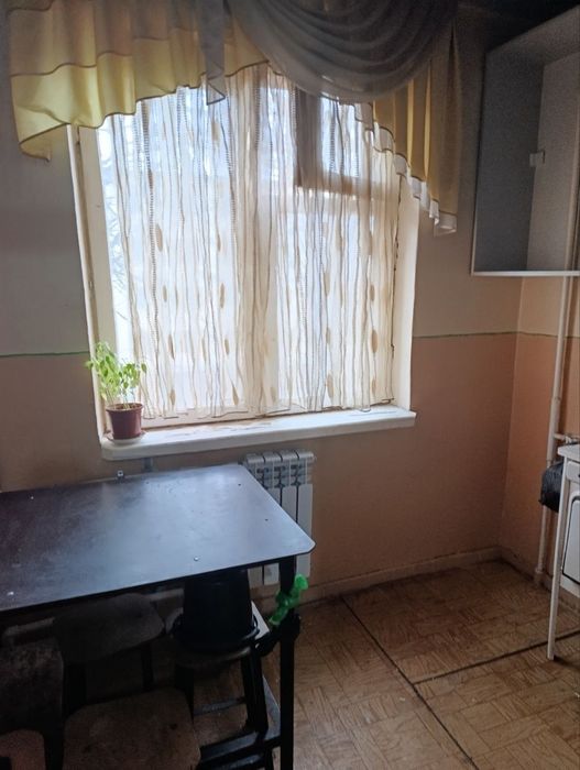 Срочно! Чирчик шахар 3кичик нохияда 1 хонали квартира сотилади