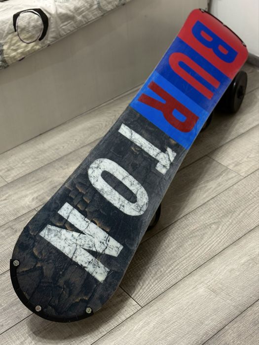 Продам сноуборд с креплениями burton