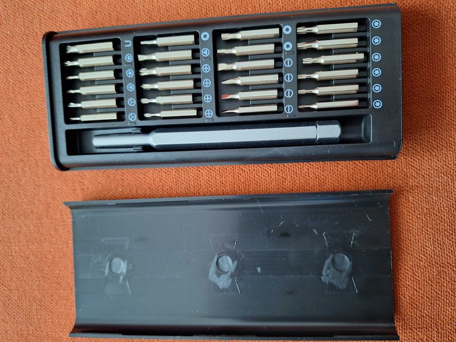 Trusa  surubelnita metalica cu 24 biti + cutie depozitare transport