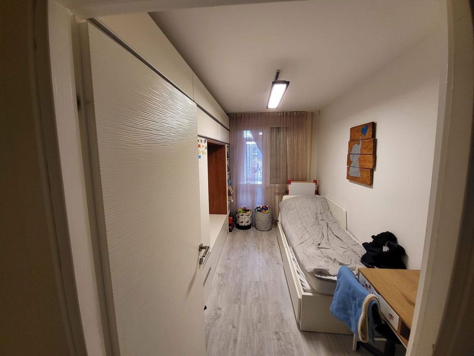 Vand apartament cu 4 camere cu garaj sub bloc