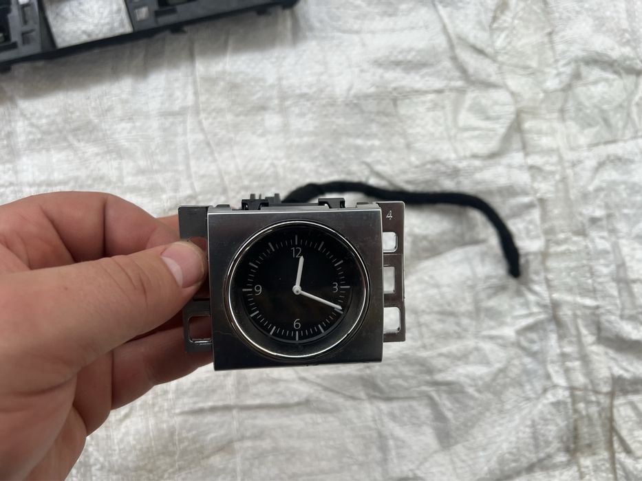 Ceas analogic plansa bord cu suport si mufa pt vw passat b7 b6 cc