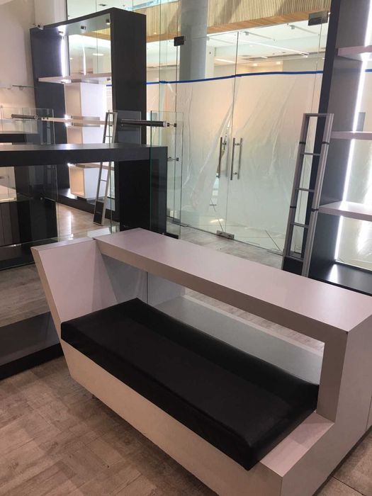 Мебели за обзавеждане на магазин