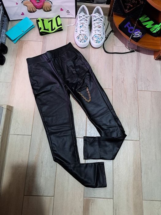 Дамски кожен клин със синджир