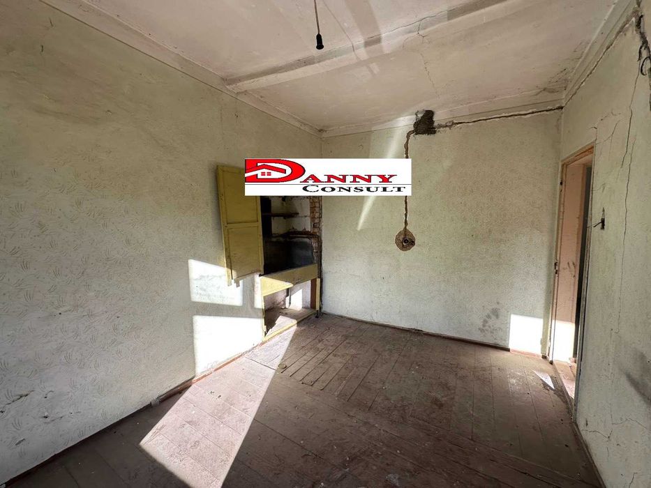 Стара къща с двор и кладенец в с. Горски Сеновец