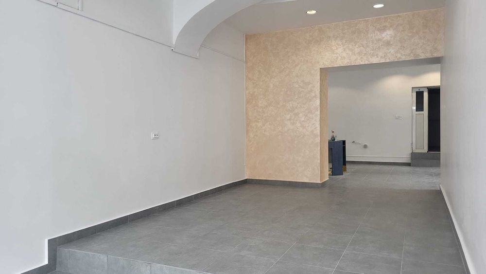 Inchiriez spatiu comercial Cuza Voda