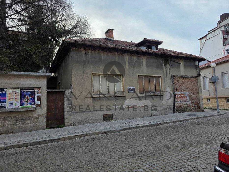 Продава се Къща в Пловдив, Център - 520 кв.м за 353 €/кв.м - Снимка #1