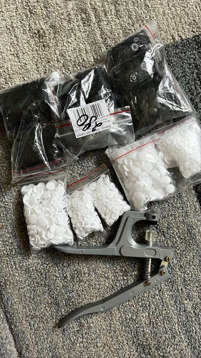 Пресс для кнопок с кнопками