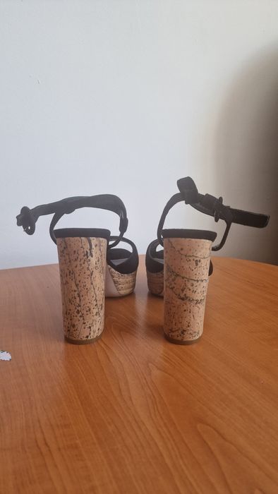 Vând sandale cu toc si talpa de pluta originale