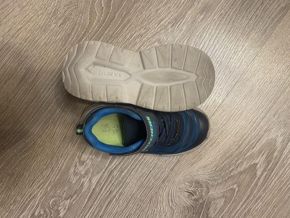 Adidasi Skechers cu lumini marimea 25