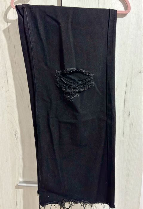 Blugi wide leg, taiați la ambii genunchi