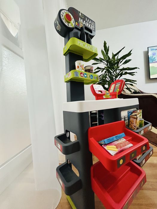 Magazin MaxiMarket rosu