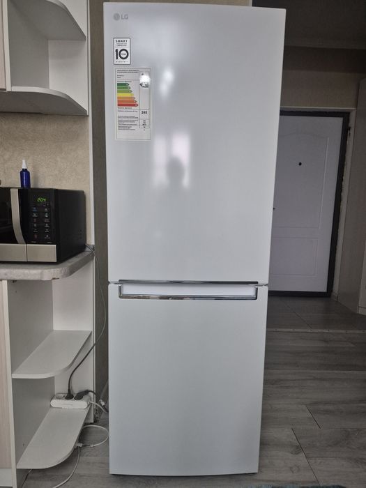 Холодильник в идеальном состоянии LG