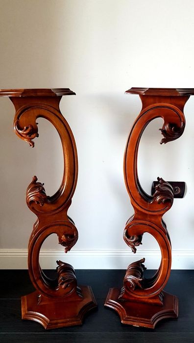 Piedestal vechi din lemn masiv