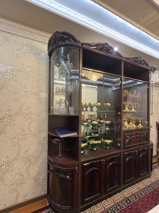 стенка и стол стулья (классика) в хорошем состоянии