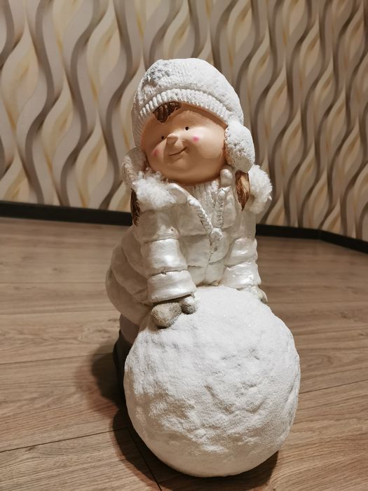 Статуэтка "Девочка со снежком"