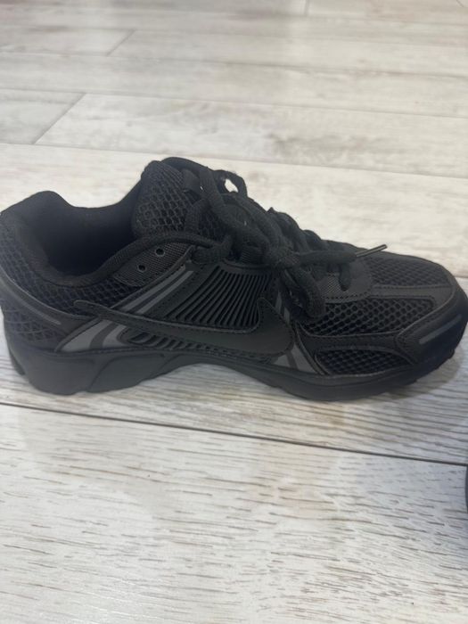 Продам новые кроссовки