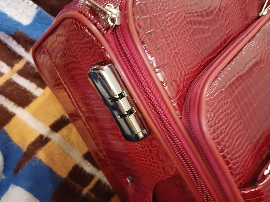 Новый чемодан и насос