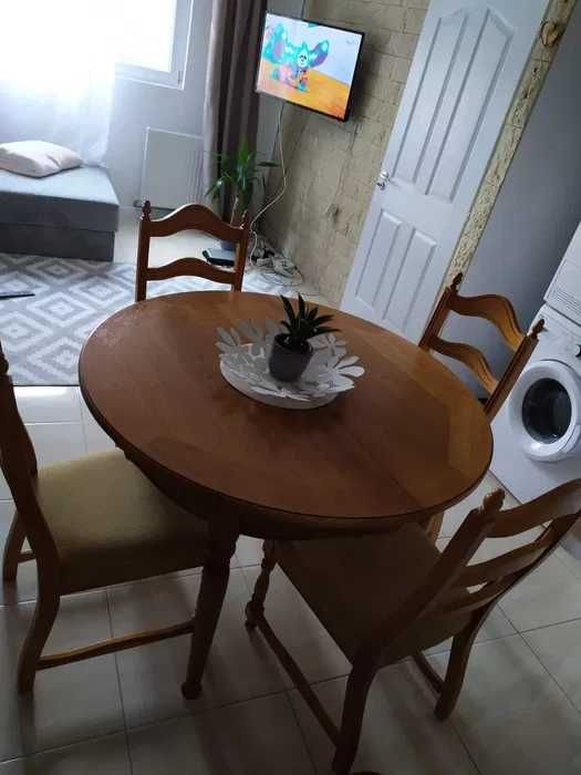 Masa  cu scaune de lemn