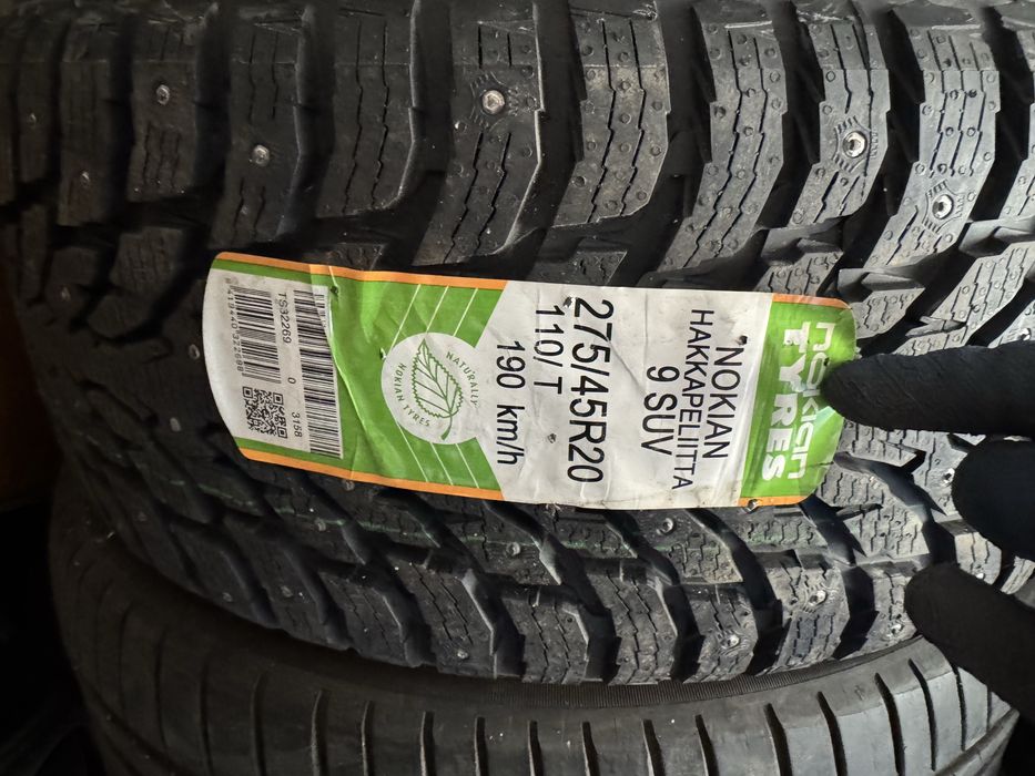 Один балон 275 45 R20 шипы, nokian.