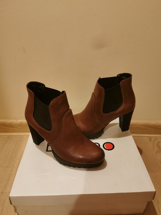 Ghete din piele naturala cu toc 38