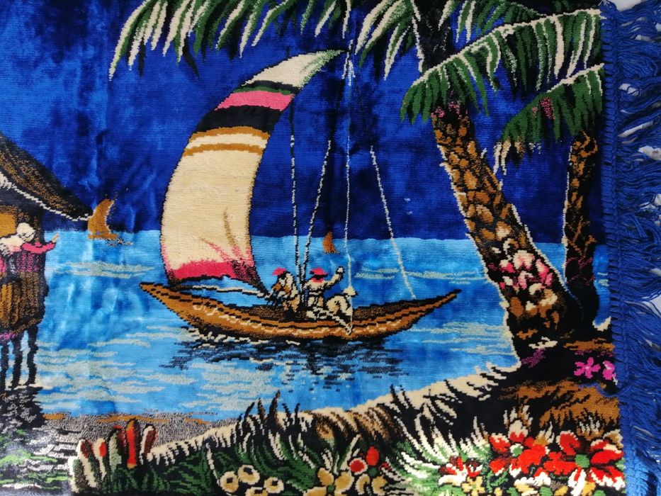 Кавьор за стена от плюш