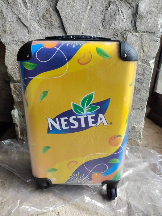 Куфар с логото на Pepsi и на NESTEA
