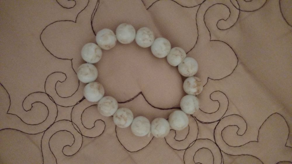 Две  гривни и брошка