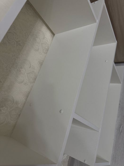 Стеллаж белого цвета