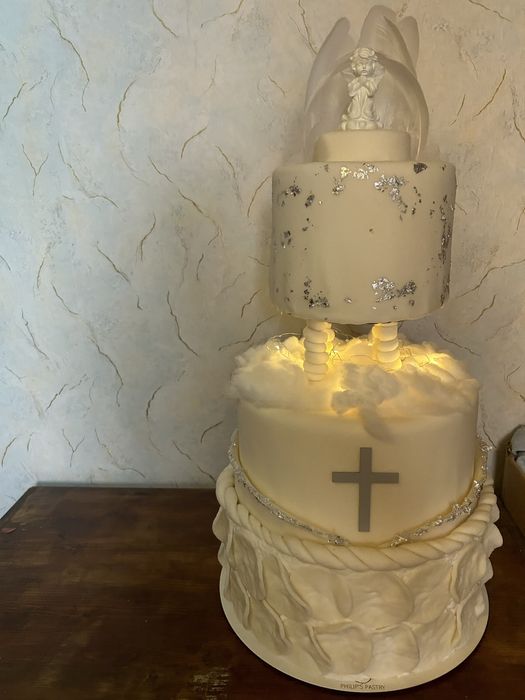 Продавам стереопорена торта за кръщене