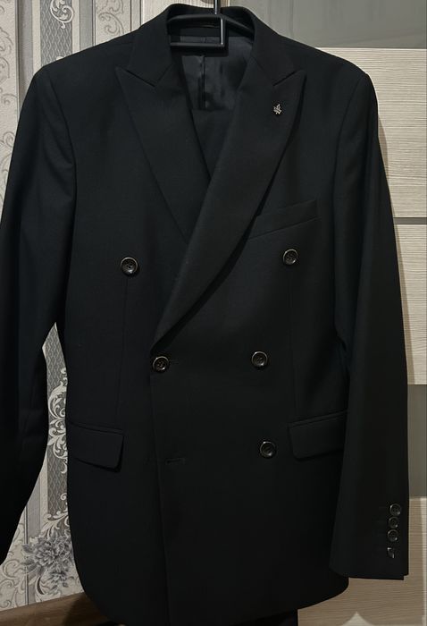 Продам костюм двухбортный