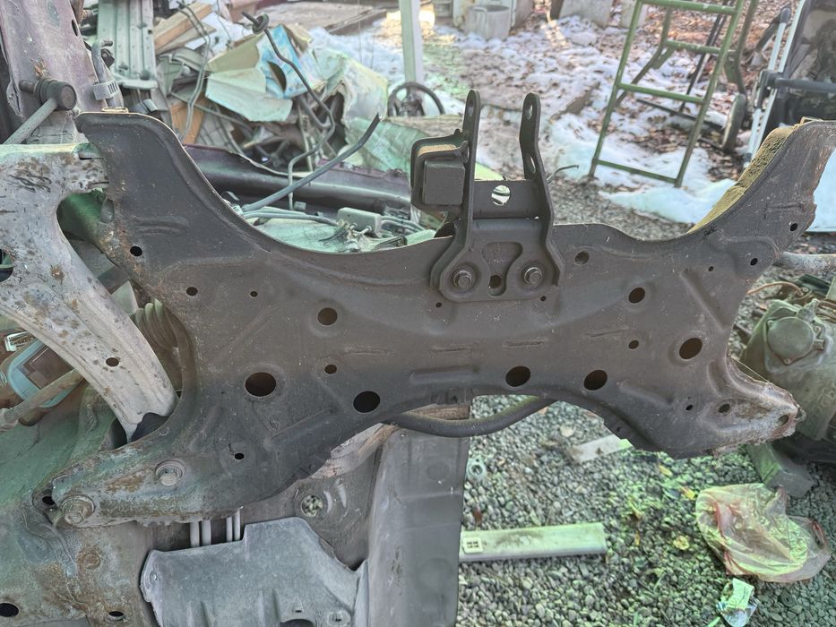 Подрамник, дверь, ступица  на приус 20