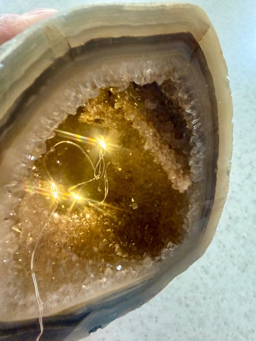 Естествена геода от ахат с кристална друза