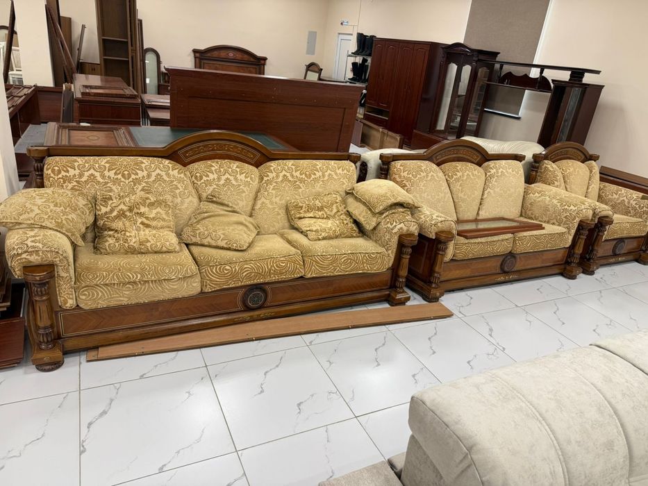Продам комплект мягкой мебели диван