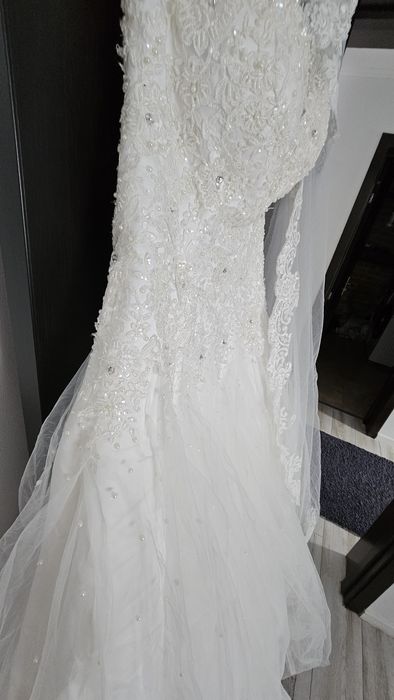 Vând rochie de mireasă, 800 lei, negociabil.