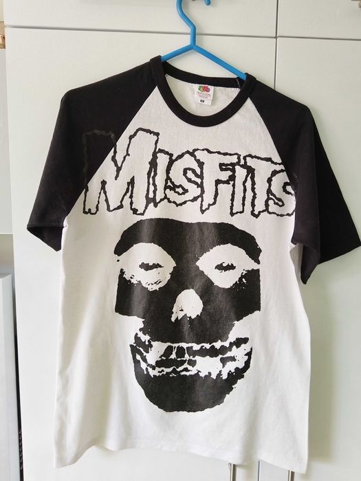 Запазени мъжки тениски и къси панталони, размер S, по 5 лева