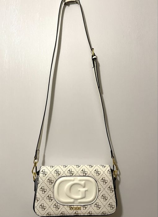 **НОВИ** Чанти Guess в 2 различни цвята с регулируеми дръжки