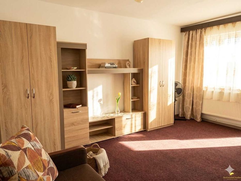 Garsoniera de inchiriat in oras Hunedoara, zona centrala, mobilata si utilata complet, 190 euro (1000 lei) luna