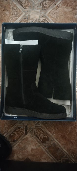 Продам зимнию обувь caprise