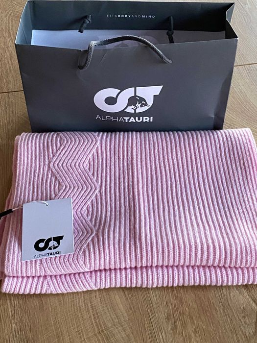 Луксозен шал Alphatauri