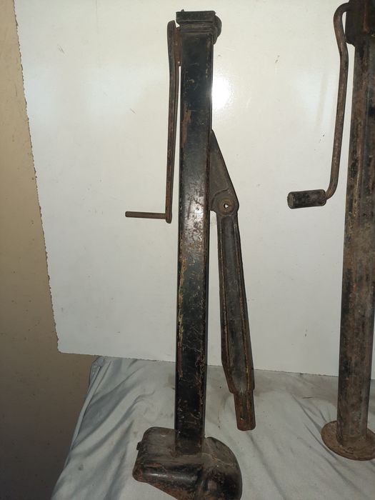 Ретро вертикални крикове за кола